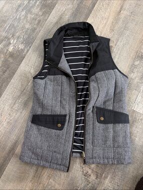 Men's Quilted Herringbone Vest with Contrast Trim - Gray/Black